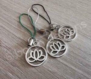 Lotusz-kulcstarto-valaszthato-fuggovel-virag-kulcstarto-1