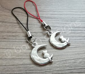 Valaszthato-szinu-fuggovel-fem-holdon-ulo-cica-kulcstarto-allatos-kulcstarto-3